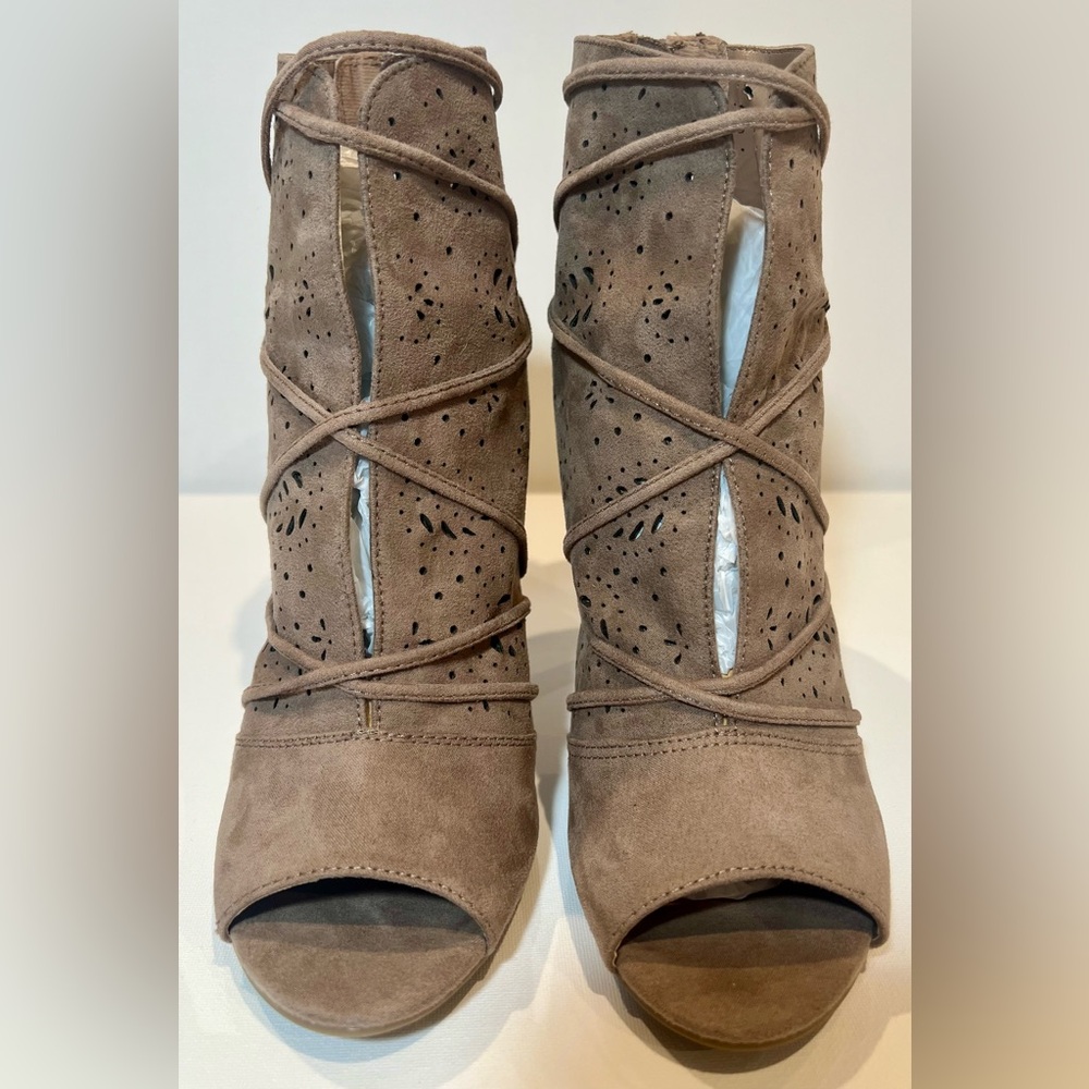 Lauren Conrad Peep-Toe Ankle Boots 4 Inch Heel Beige Laser Cut Tan - Picture 3 of 7